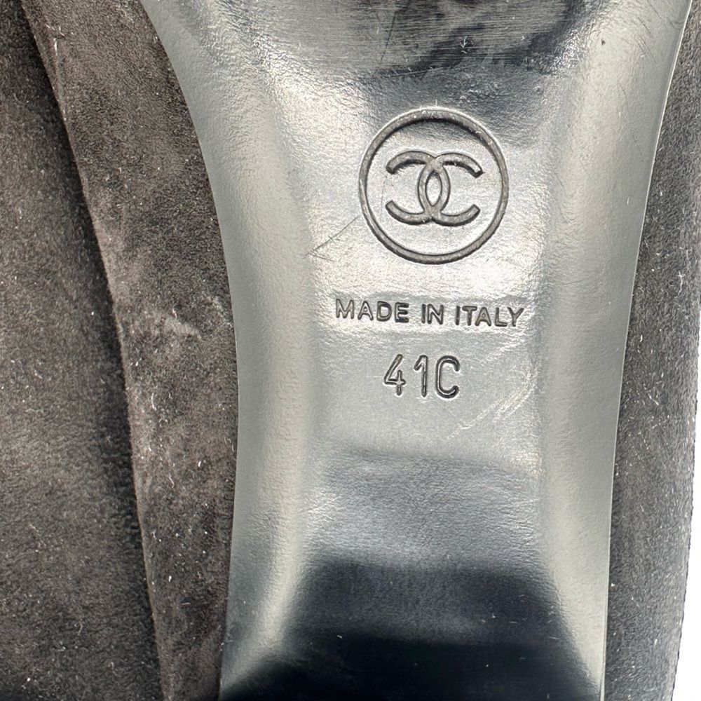 CHANEL CC Logo Quilted Cap Toe Suede Black Pumps Pearl Heels EU 41 C US 10-10.5 - Picture 13 of 15